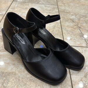 Seychelles chucks Heel Maryjane’s Size 7.5